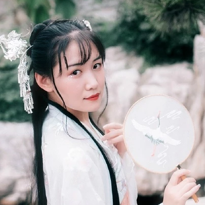 淡粉色帶團(tuán)扇女子頭像，唯美古風(fēng)真人頭像