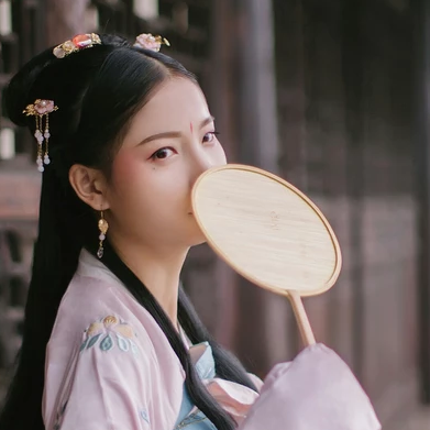 清新唯美帶團扇女生頭像，古風(fēng)真人頭像