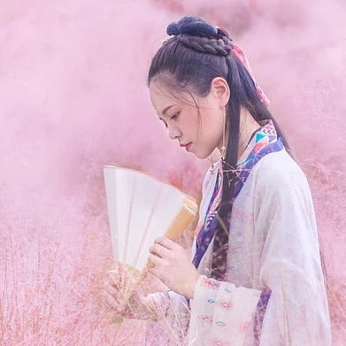 粉嫩帶折扇女生頭像，唯美古風(fēng)真人頭像