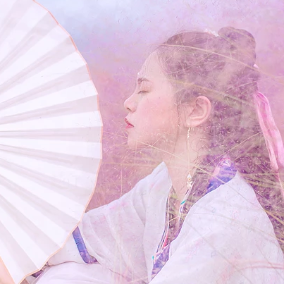 粉嫩帶折扇女生頭像，唯美古風(fēng)真人頭像