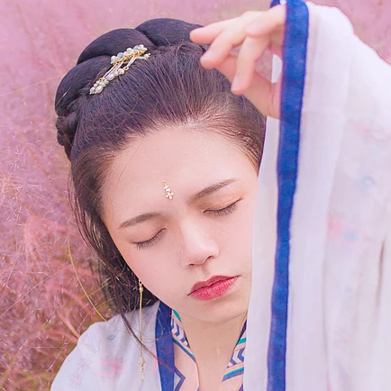粉嫩帶折扇女生頭像，唯美古風(fēng)真人頭像